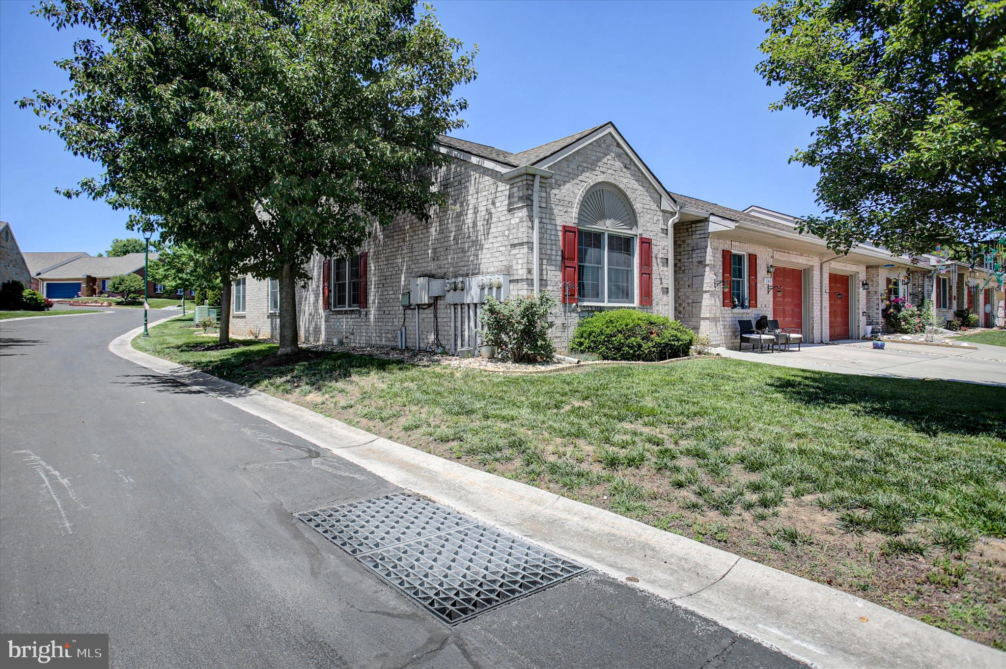 SUMMERLAND MANOR - Residential