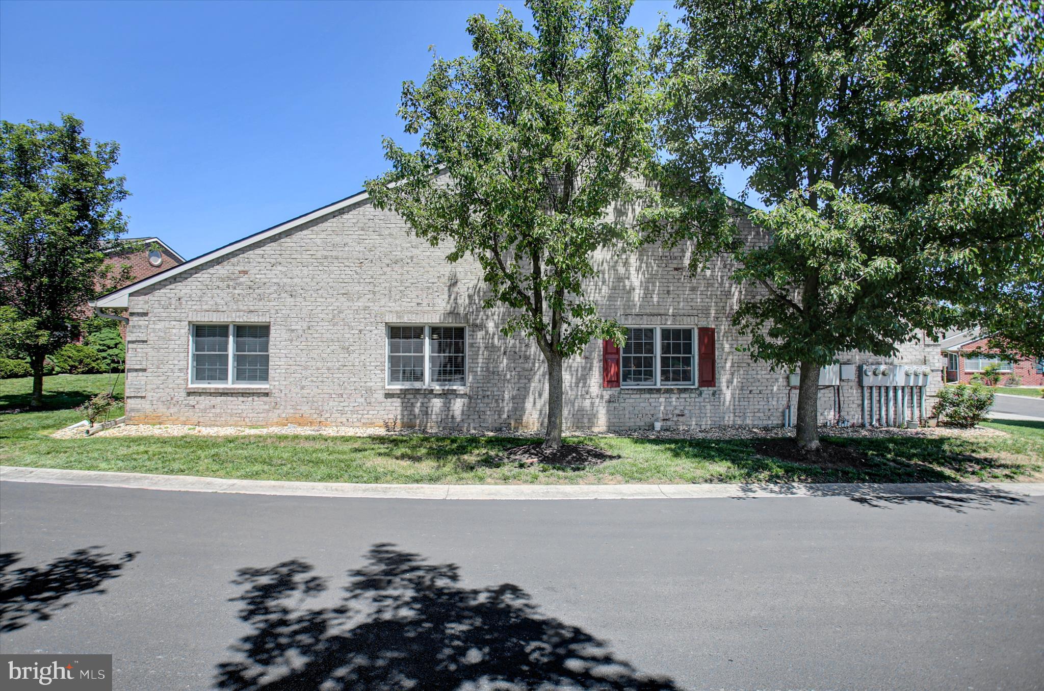 SUMMERLAND MANOR - Residential