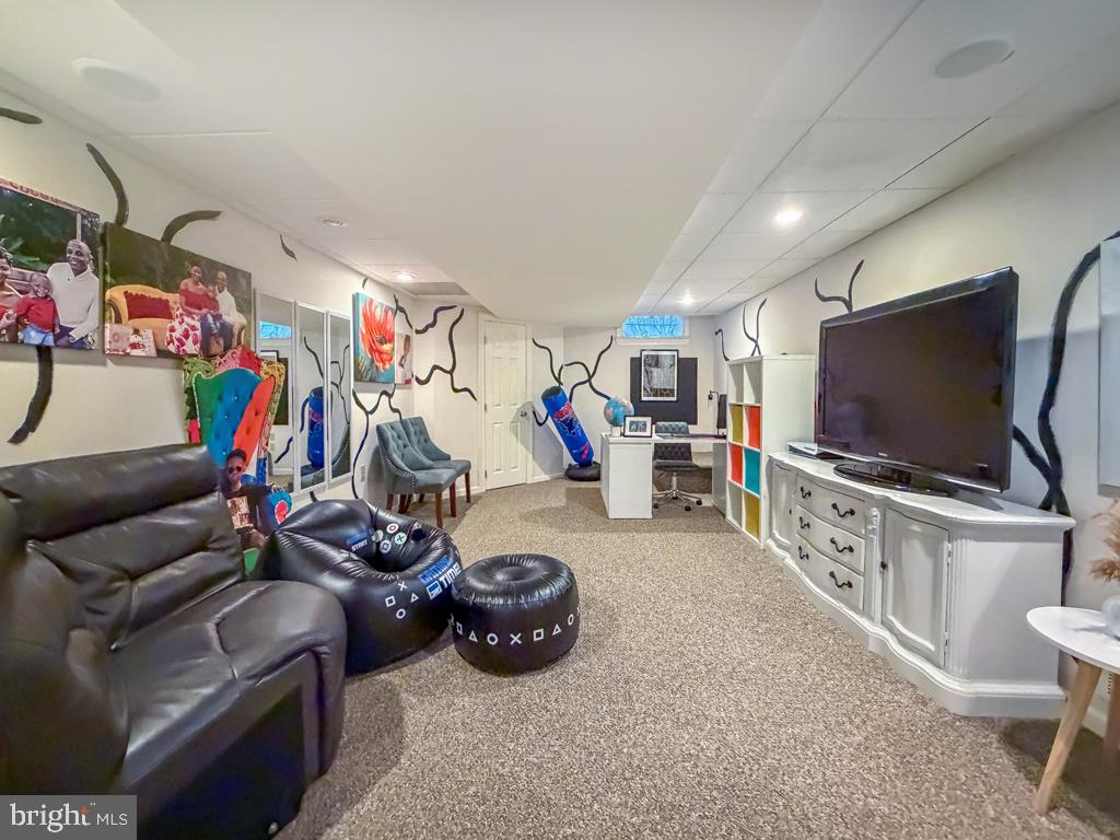 HOLLY MANOR - Residential