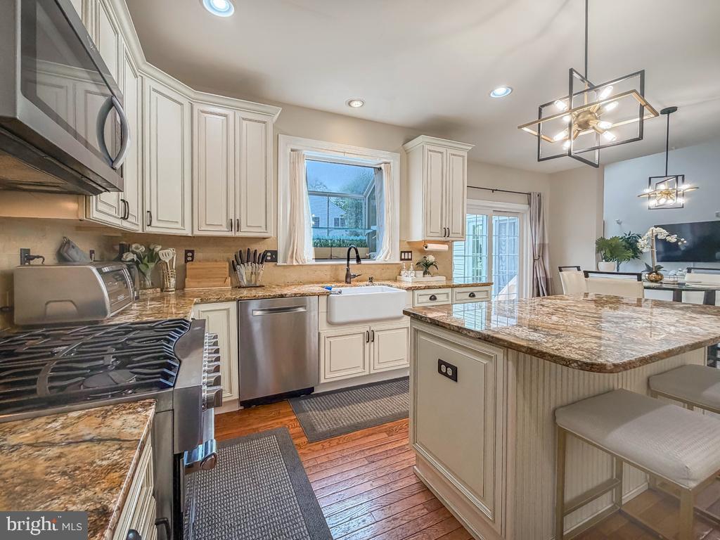HOLLY MANOR - Residential