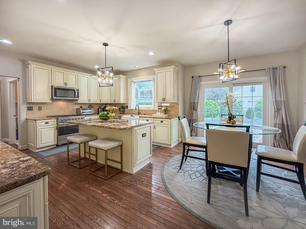 HOLLY MANOR - Residential