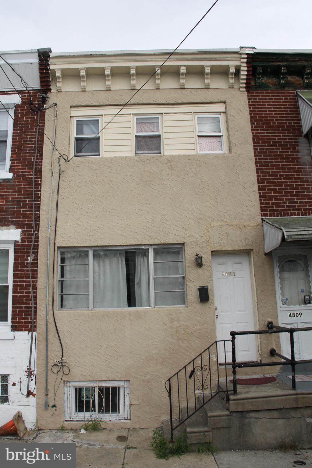 This well-maintained duplex features two 1-bedroom, 1-bathroom units. One unit is vacant for an owner-occupant or immediate lease. The second unit is currently occupied on a month-to-month timeframe, offering instant cash flow paired with maximum transition flexibility. Schedule your walkthrough today!
