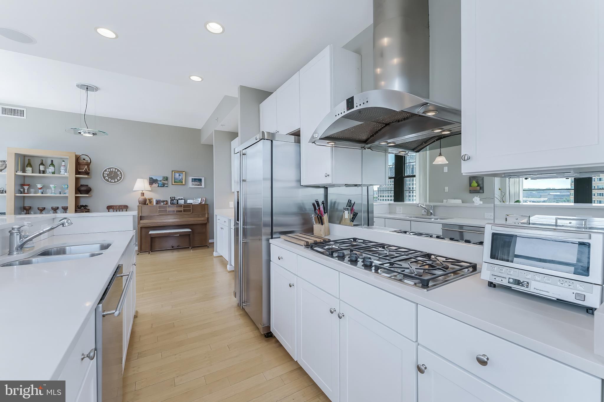 PARAMOUNT - Residential