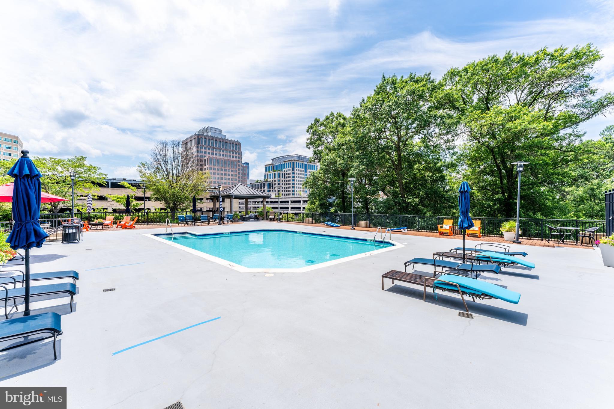 PARAMOUNT - Residential