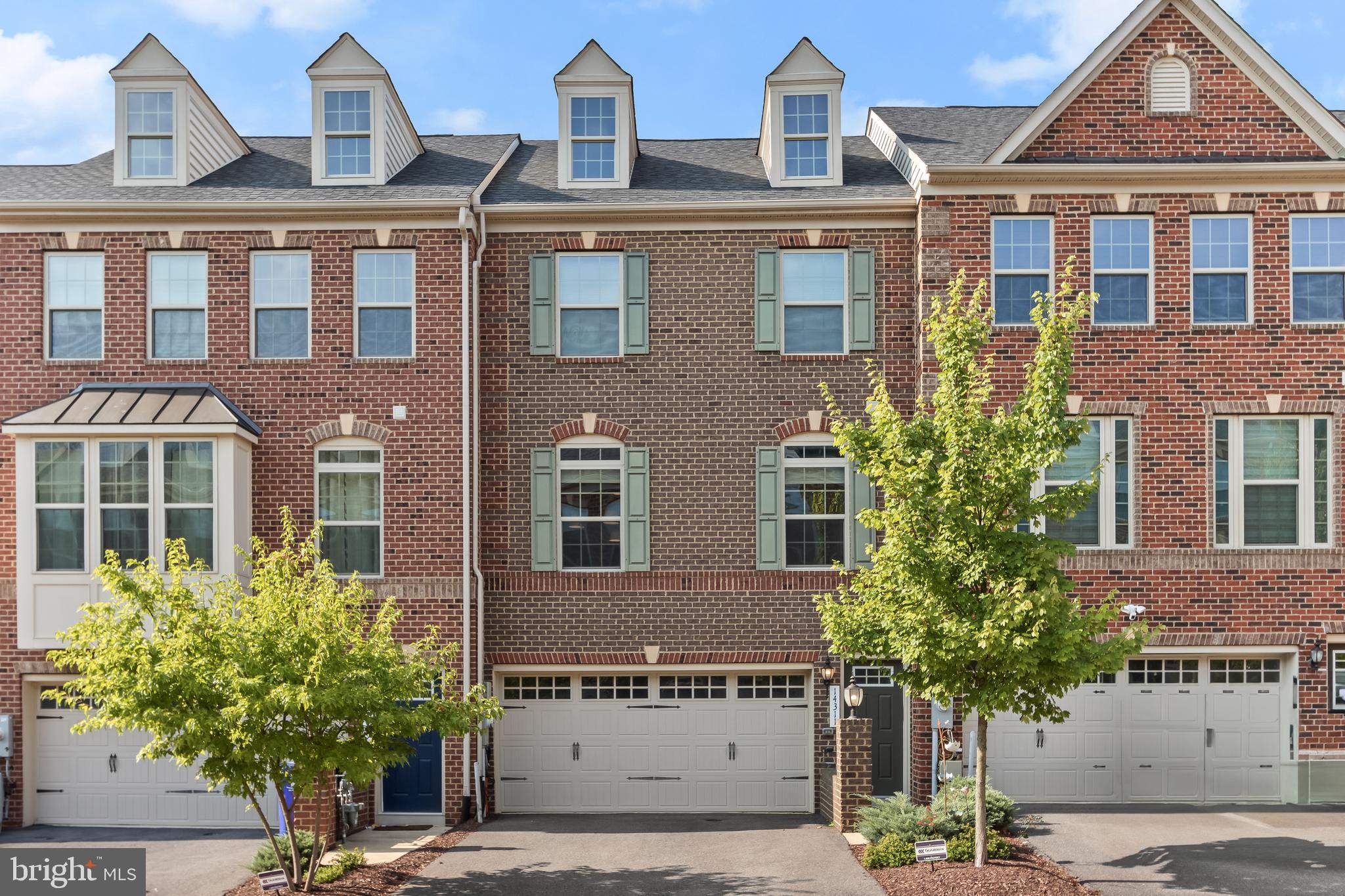 With over 2300 sq ft of total living space, this townhome offers an abundance of room for you to enjoy with open and inviting spaces on every level perfect for entertaining guests. The modern beauty of the home, with wood floors throughout the main area, creates a stylish and sophisticated atmosphere. The open floor plan enhances the entertaining space, and the deck right off the kitchen makes hosting gatherings a breeze. With 3 bedrooms, 2.5 bathrooms, this townhome provides plenty of space for both living and convenience. The kitchen and family room serve as the heart of the home, and the spacious and open gourmet kitchen with stainless steel appliances and a large center island is sure to impress.
Retiring into the Owner's Suite will provide a relaxing and comfortable experience, with walk-in closets and an en suite bathroom featuring a separate shower and double vanities. This is a must see
