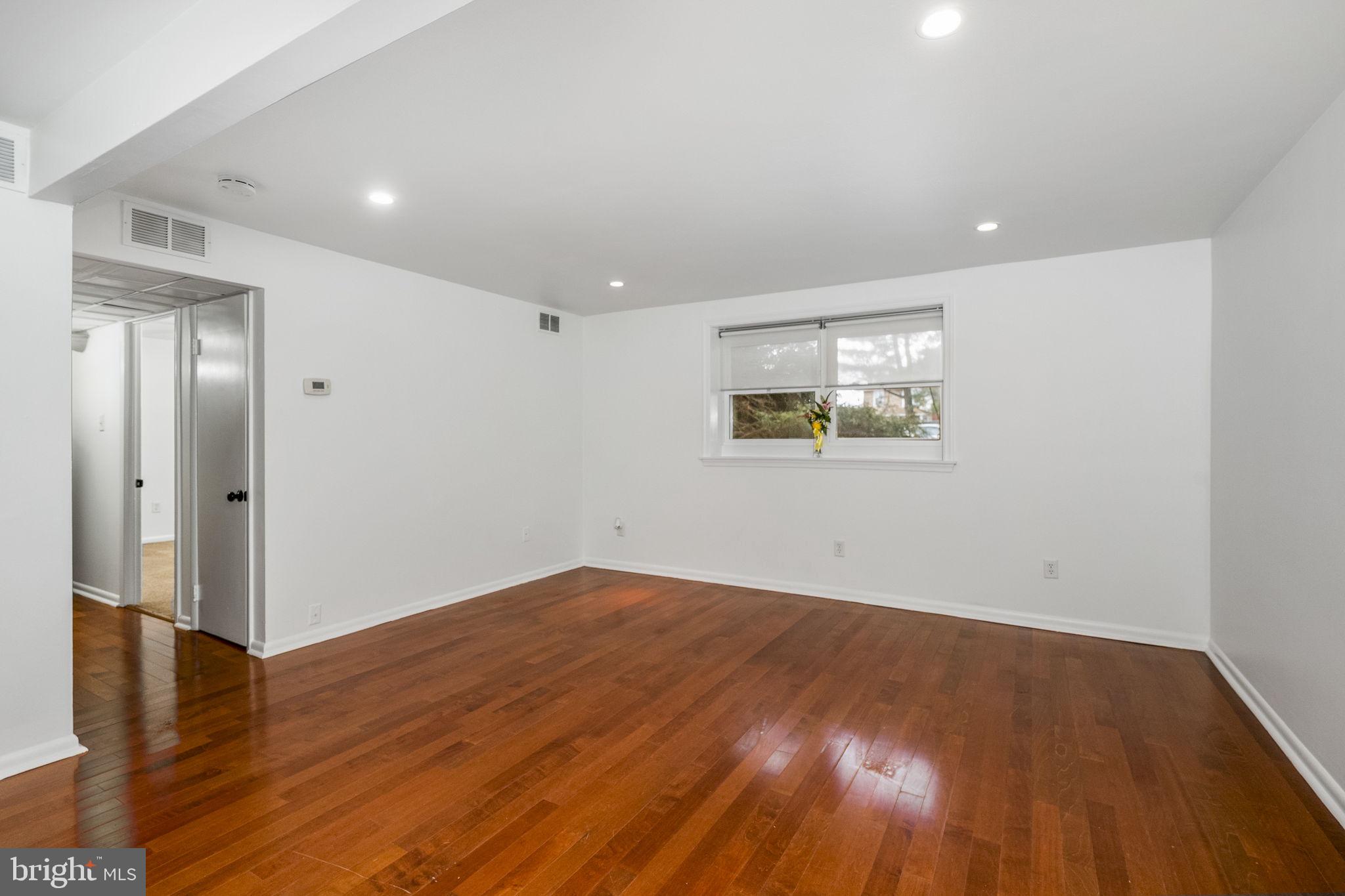 CROFTON COURT COND - Residential