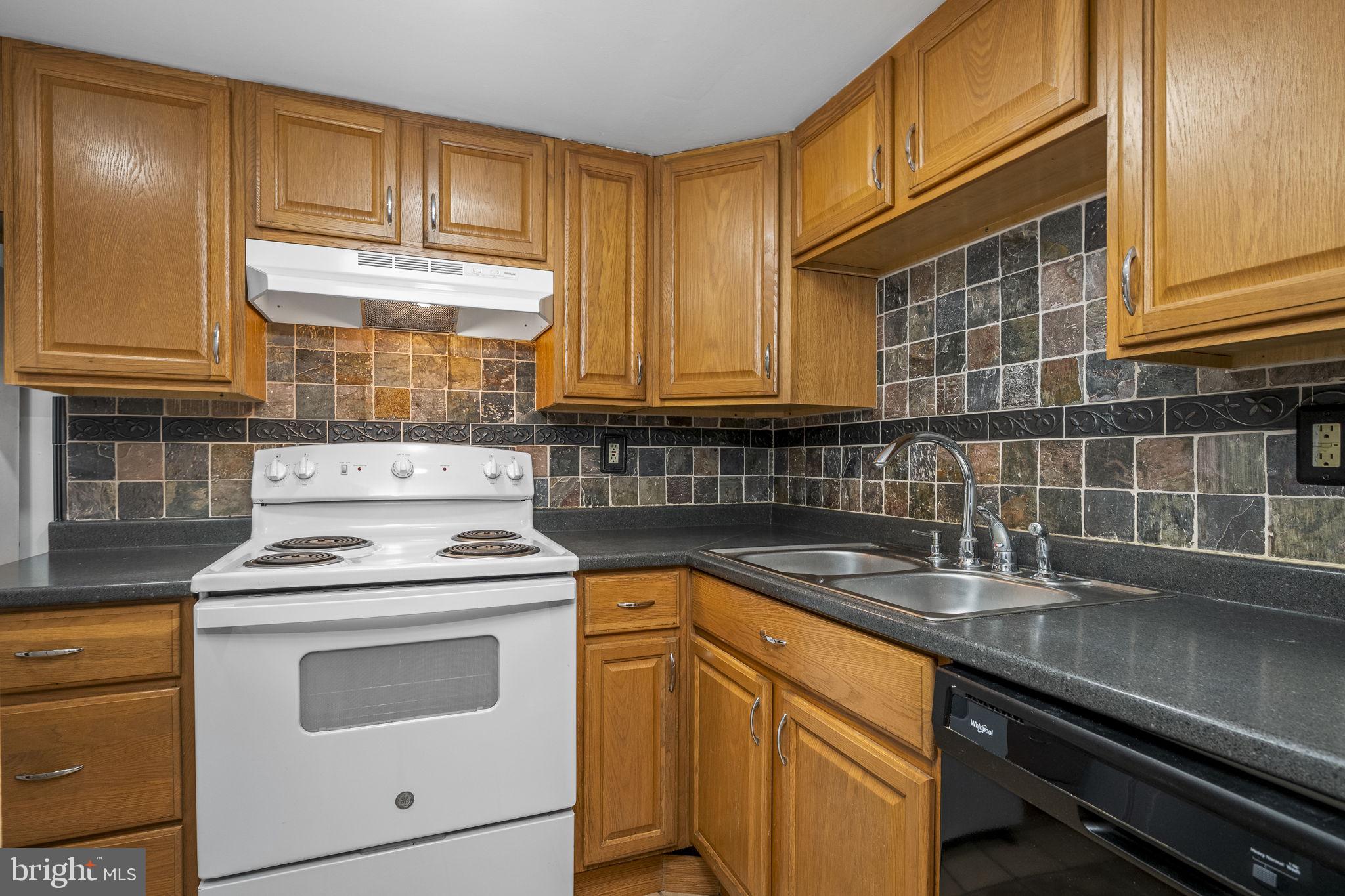 CROFTON COURT COND - Residential