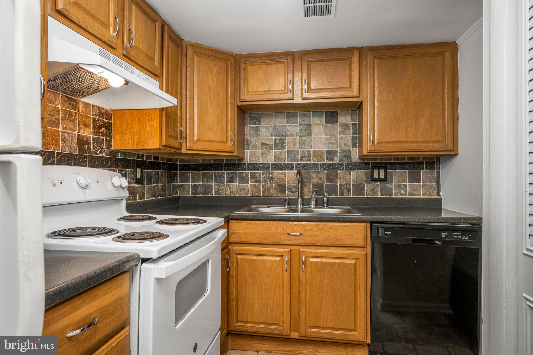 CROFTON COURT COND - Residential