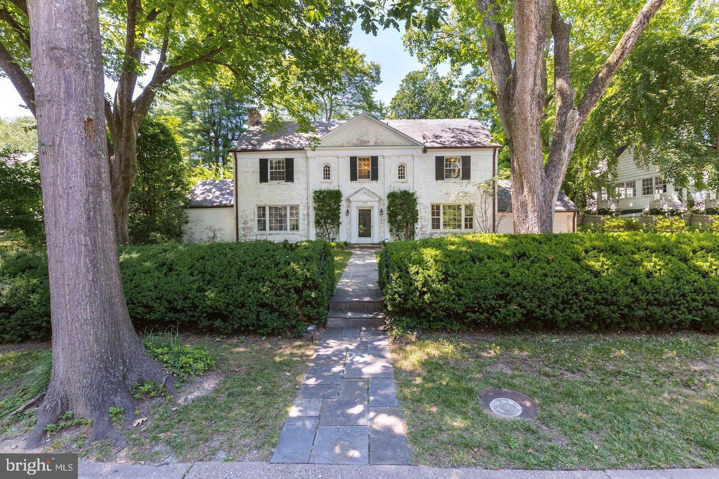 Beautiful house in need of significant updating. Large level lot.  Only two owners, first of whom was Abraham Lincoln's great grandson.