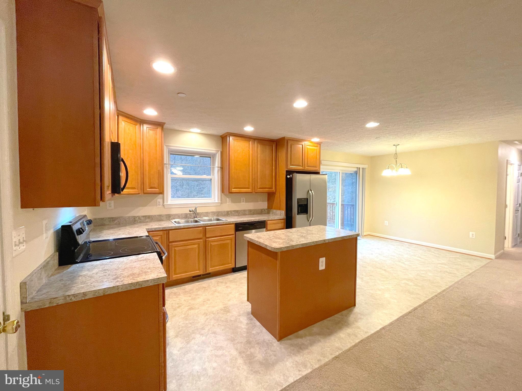 COUNTRY LAKES - Residential Lease