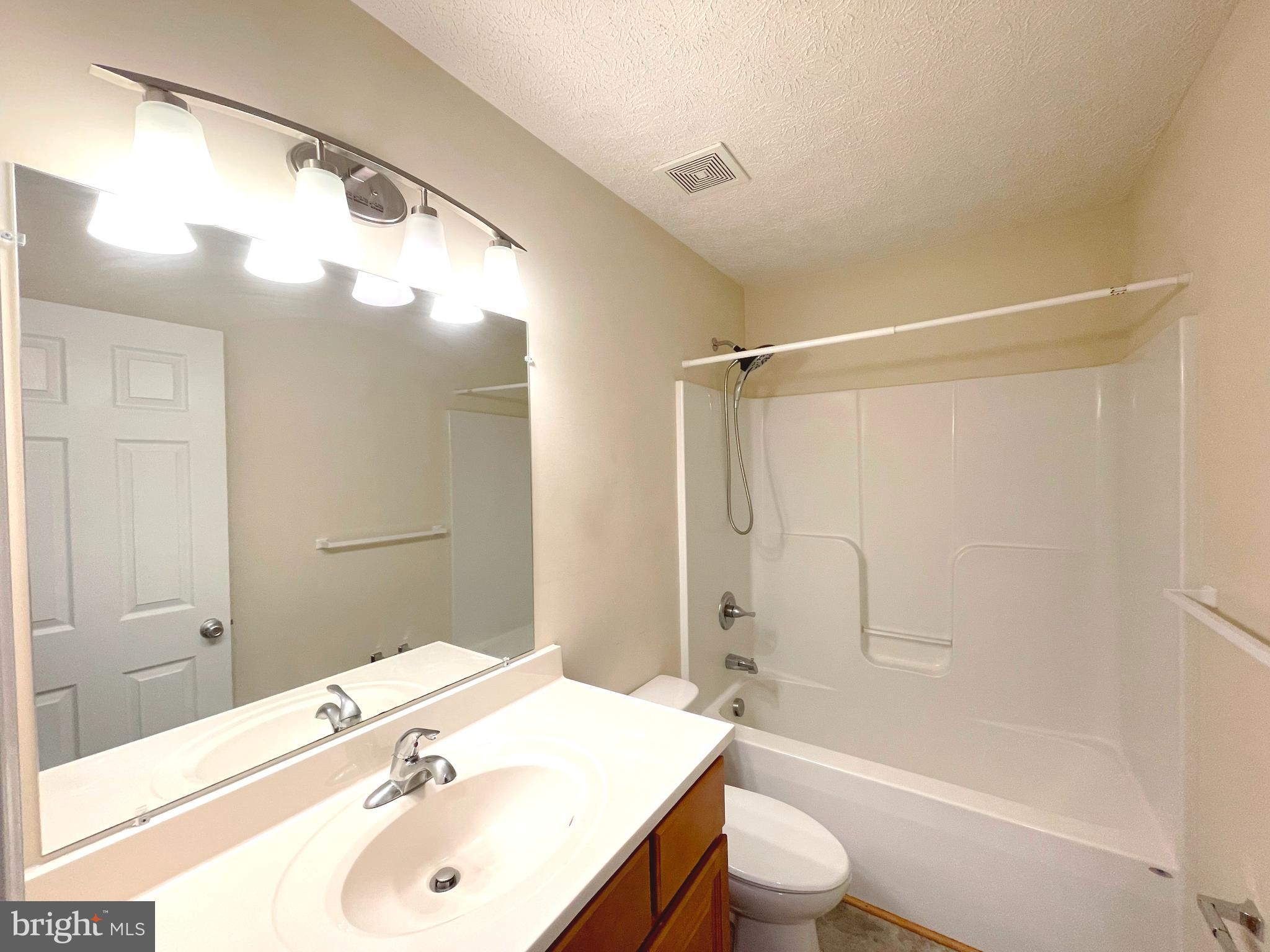 COUNTRY LAKES - Residential Lease