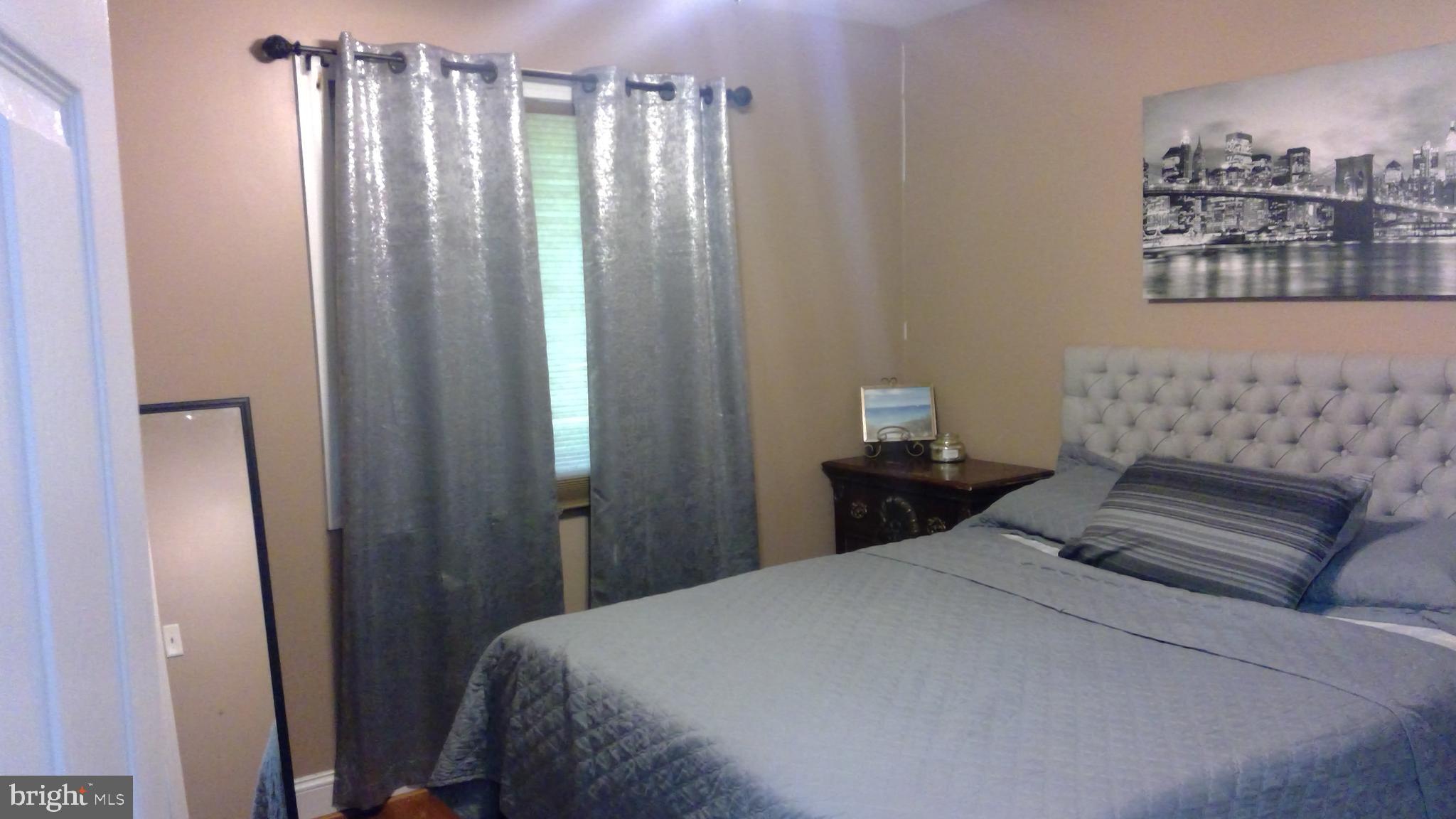 LAURELTON - Residential