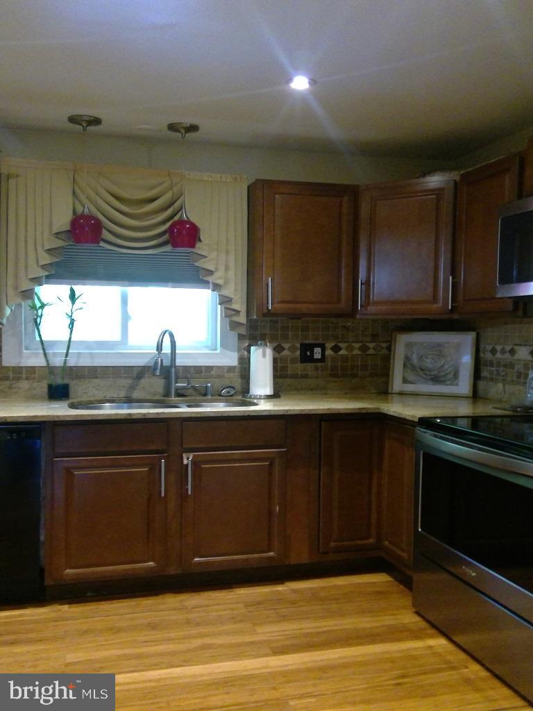 LAURELTON - Residential
