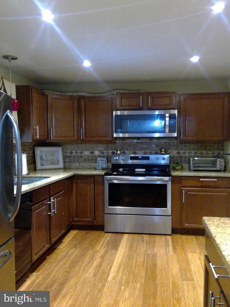 LAURELTON - Residential