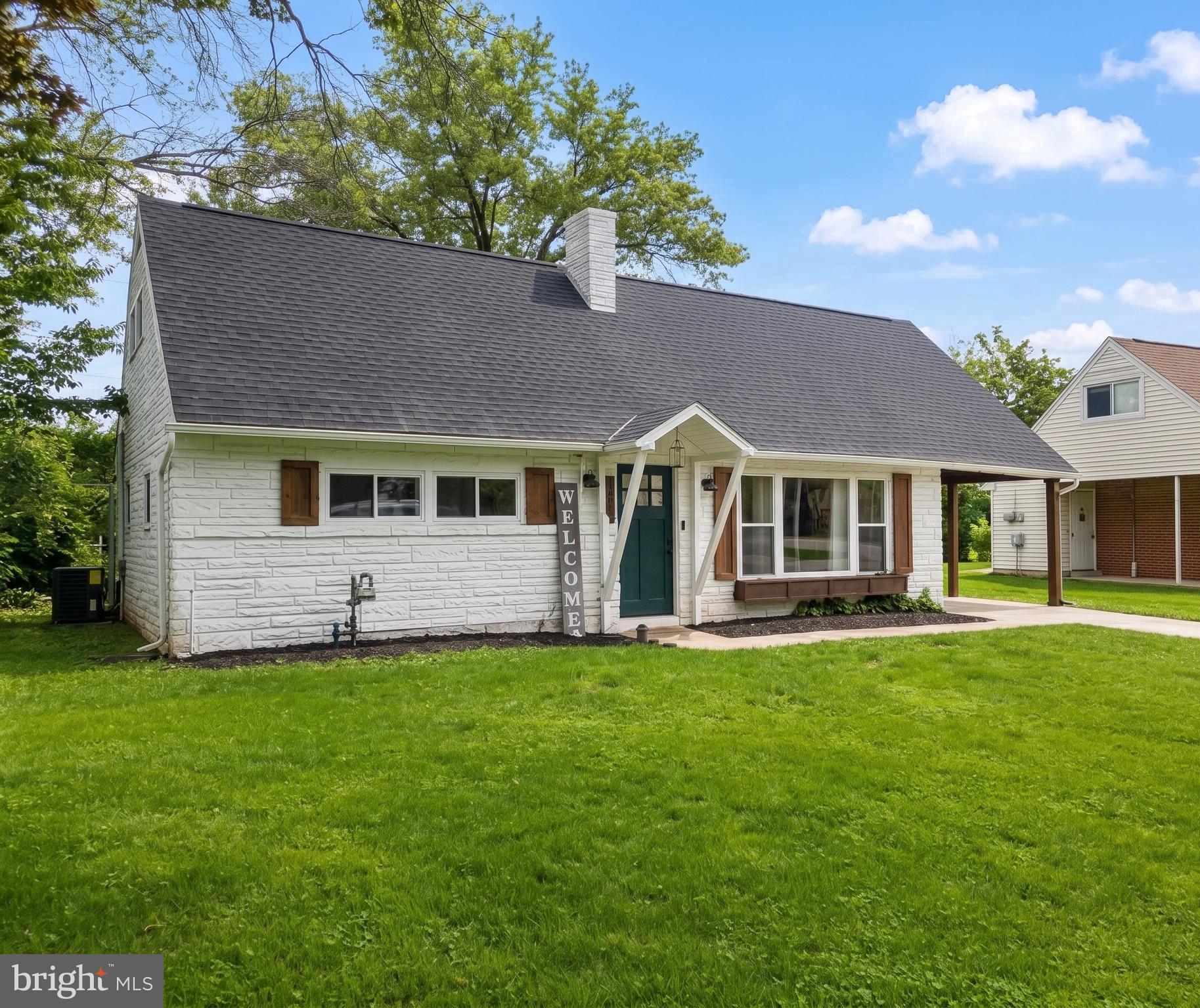 This well-kept home in Fireside was fully updated in 2024.  This home is subject to a short sale; buyer responsible for $6,800 loss mitigation fee.