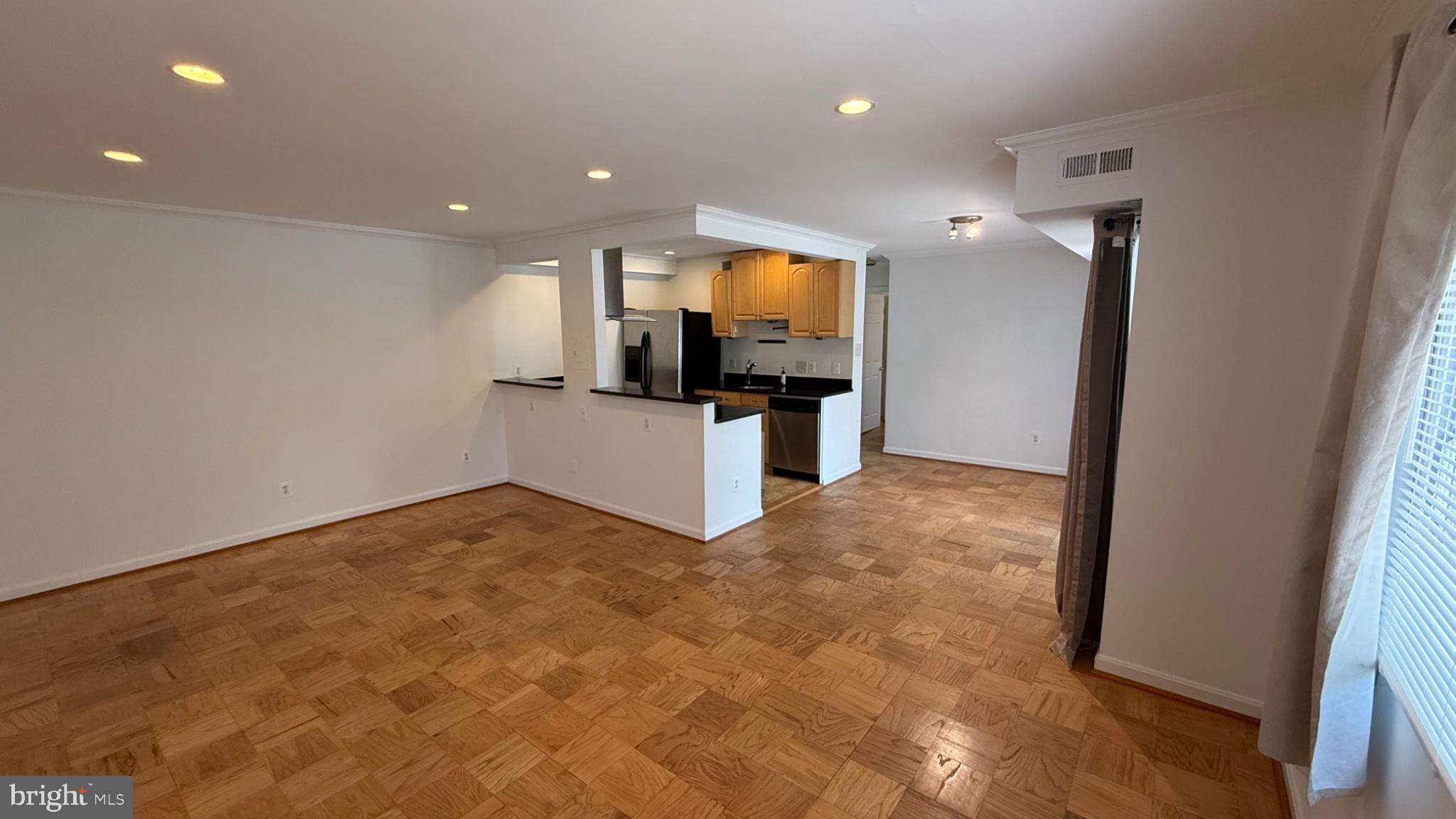 YORKTOWNE SQUARE - Residential