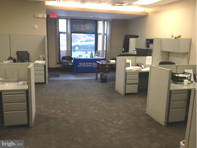 HIGHLANDTOWN - Commercial Lease