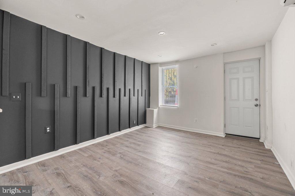 HOLLINS MARKET - Residential