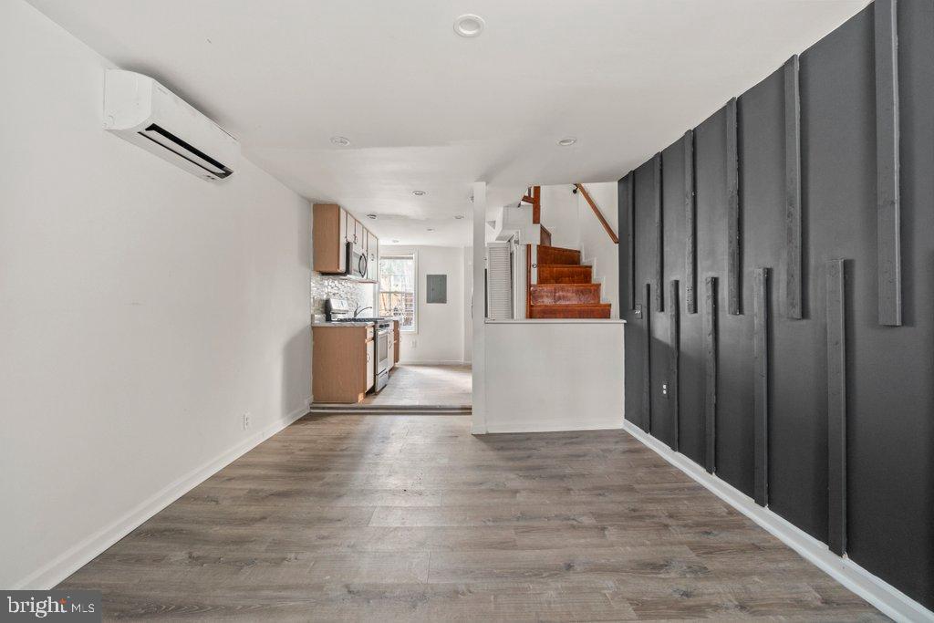 HOLLINS MARKET - Residential