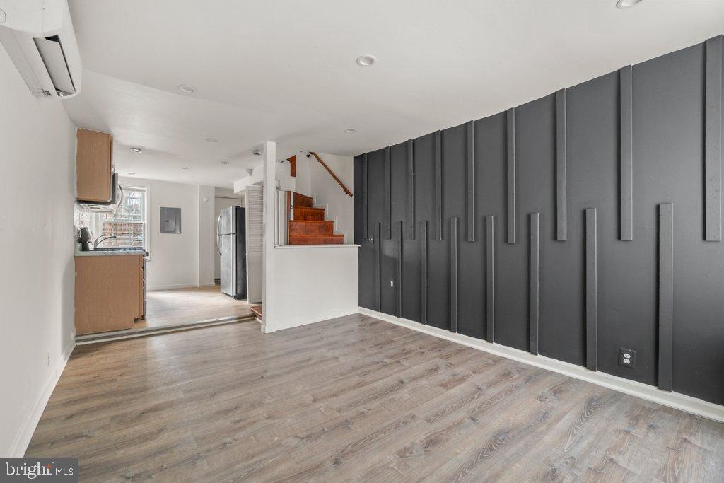 HOLLINS MARKET - Residential