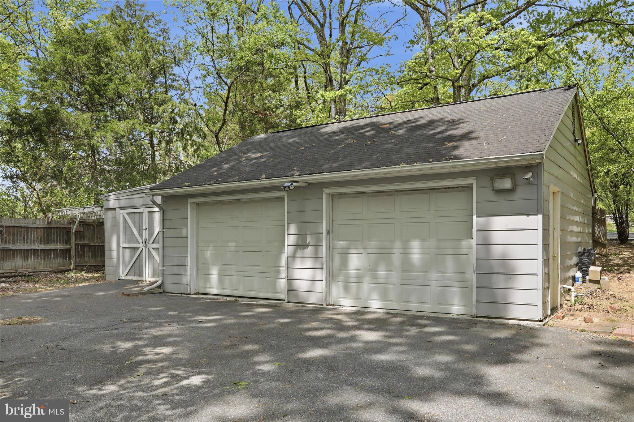 LAKESIDE ESTATES - Residential
