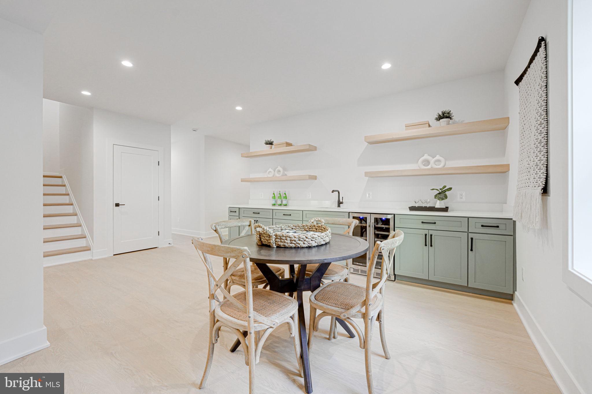DONNA LEE GARDENS - Residential