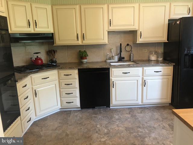WINDSOR CIR - Residential Lease