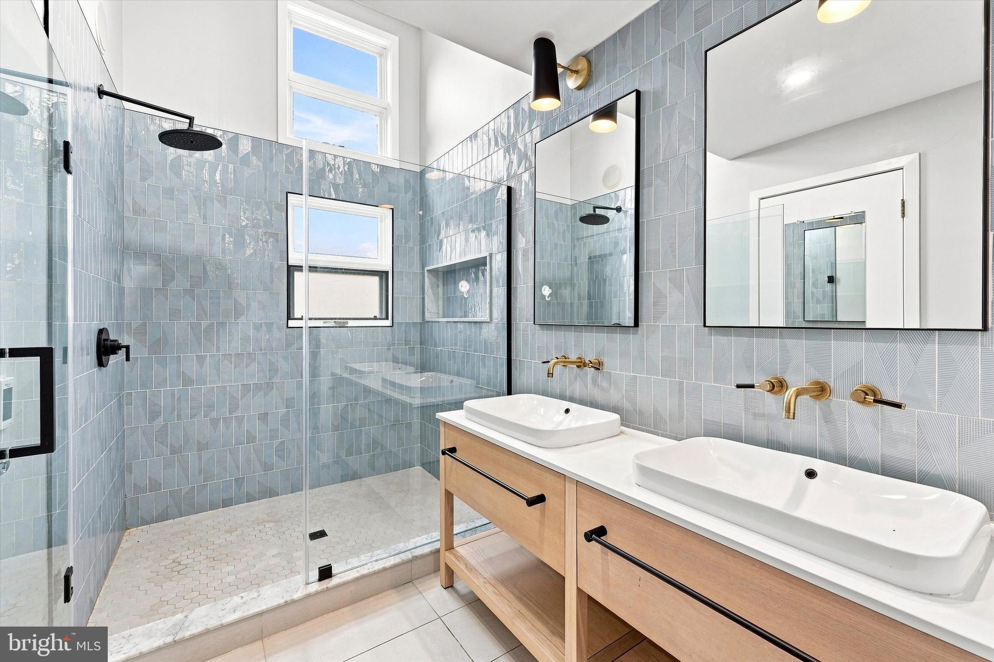 QUEEN VILLAGE - Residential