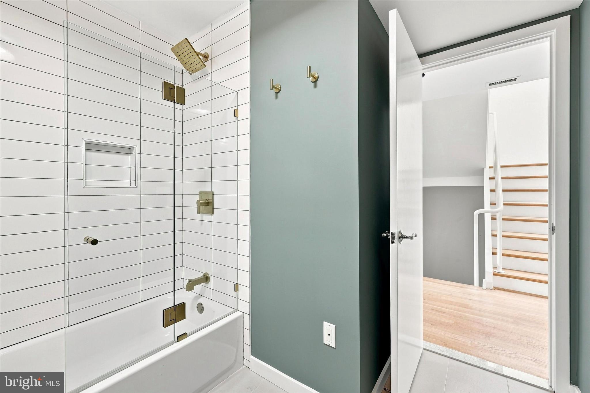 QUEEN VILLAGE - Residential