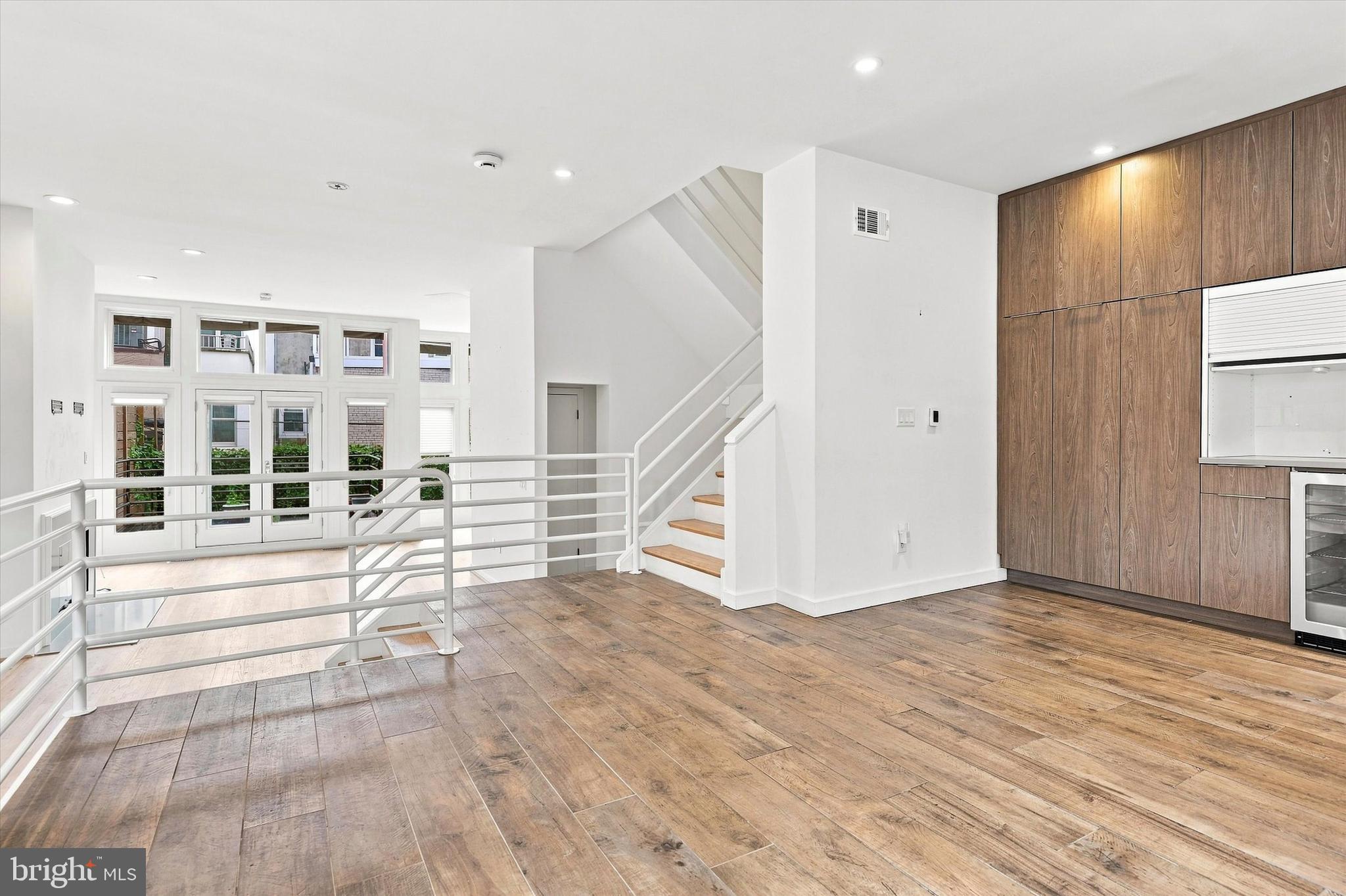 QUEEN VILLAGE - Residential