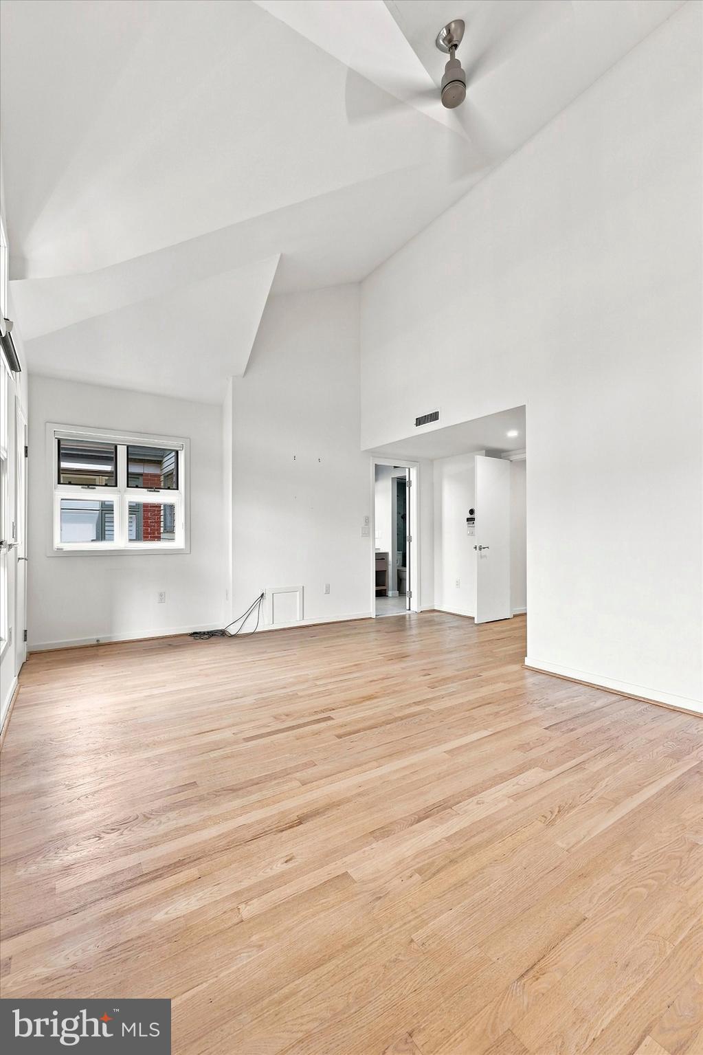 QUEEN VILLAGE - Residential