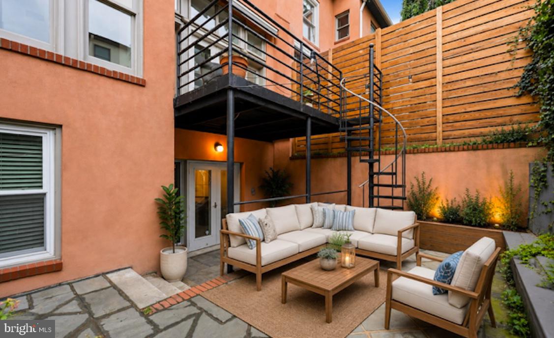 QUEEN VILLAGE - Residential