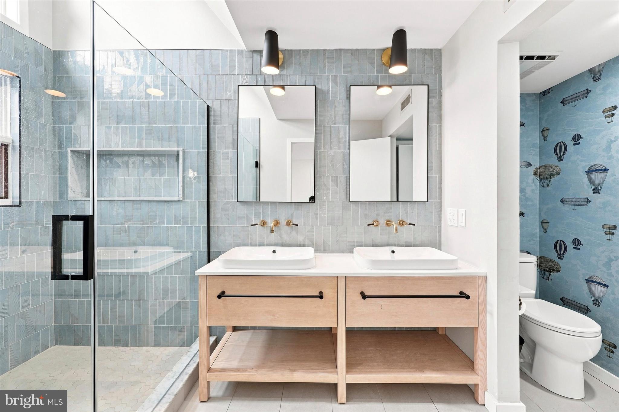 QUEEN VILLAGE - Residential