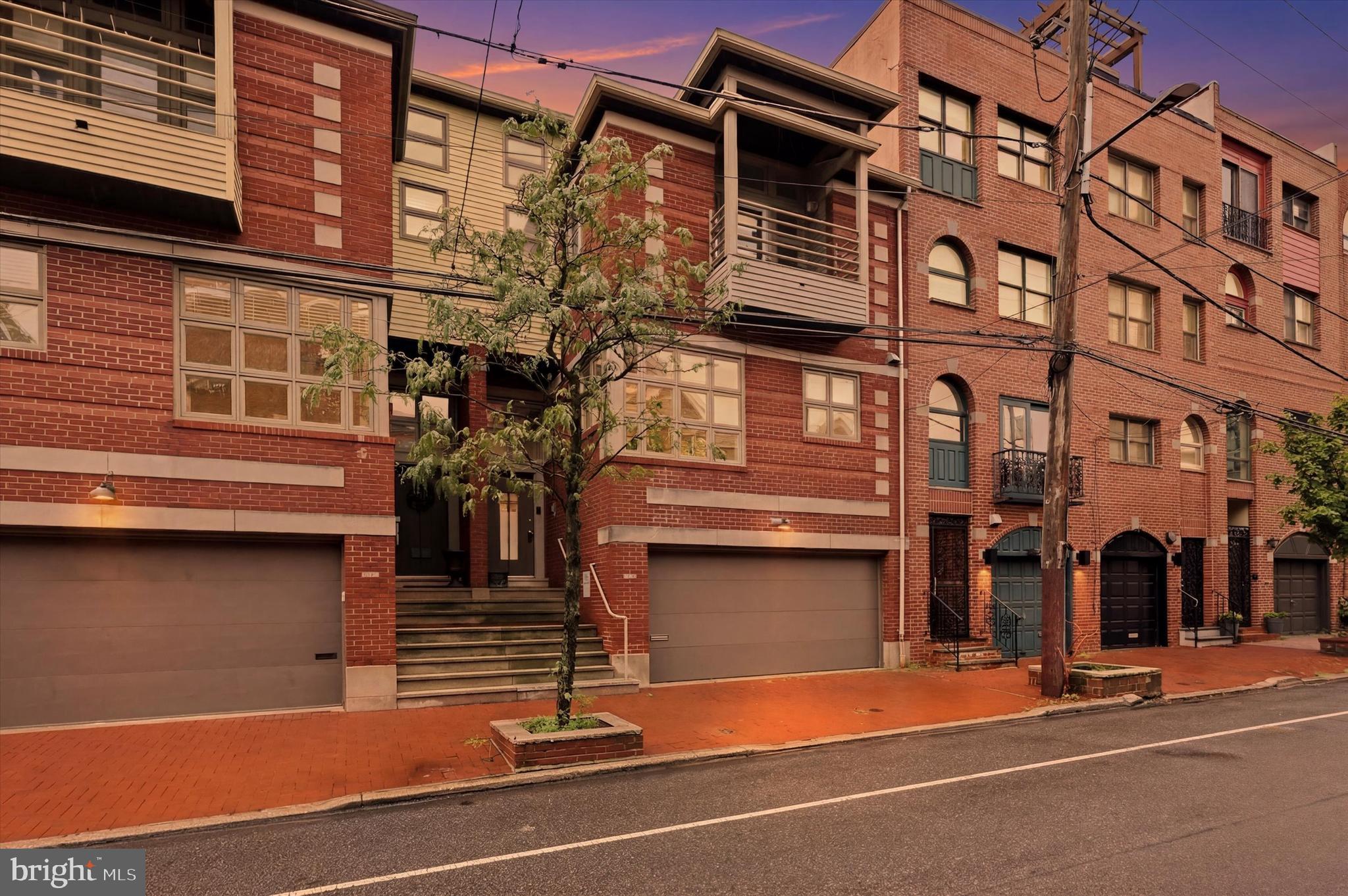 QUEEN VILLAGE - Residential