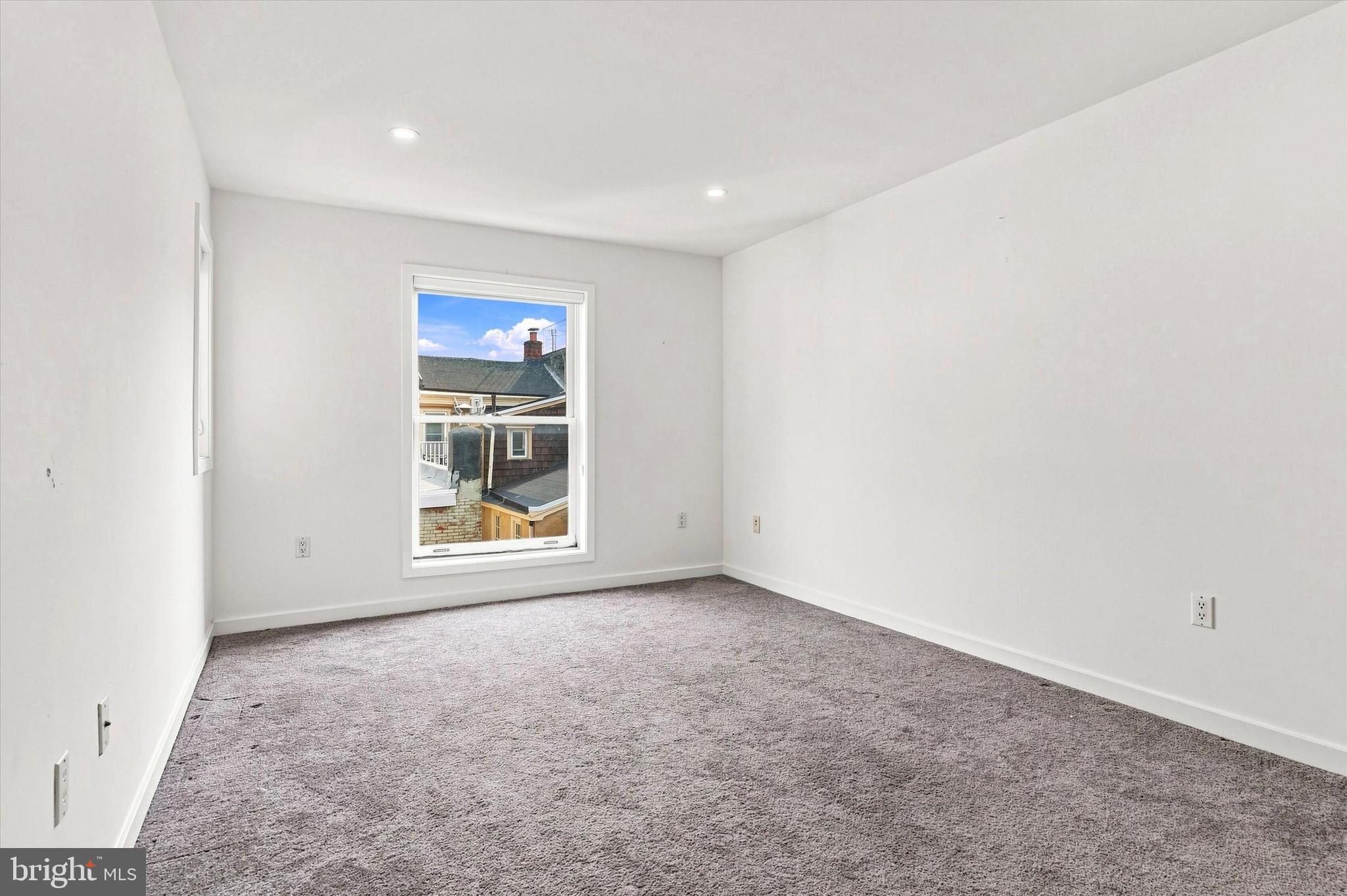 QUEEN VILLAGE - Residential