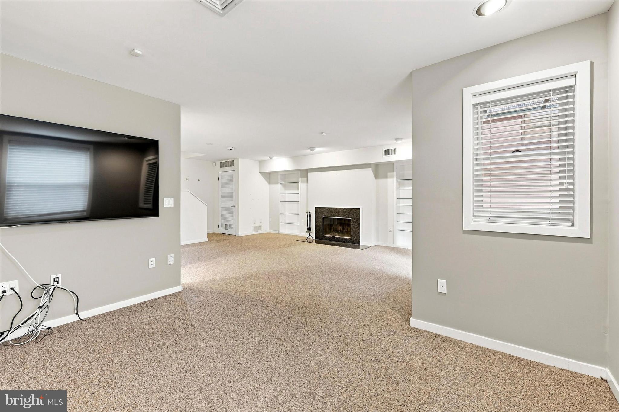 QUEEN VILLAGE - Residential