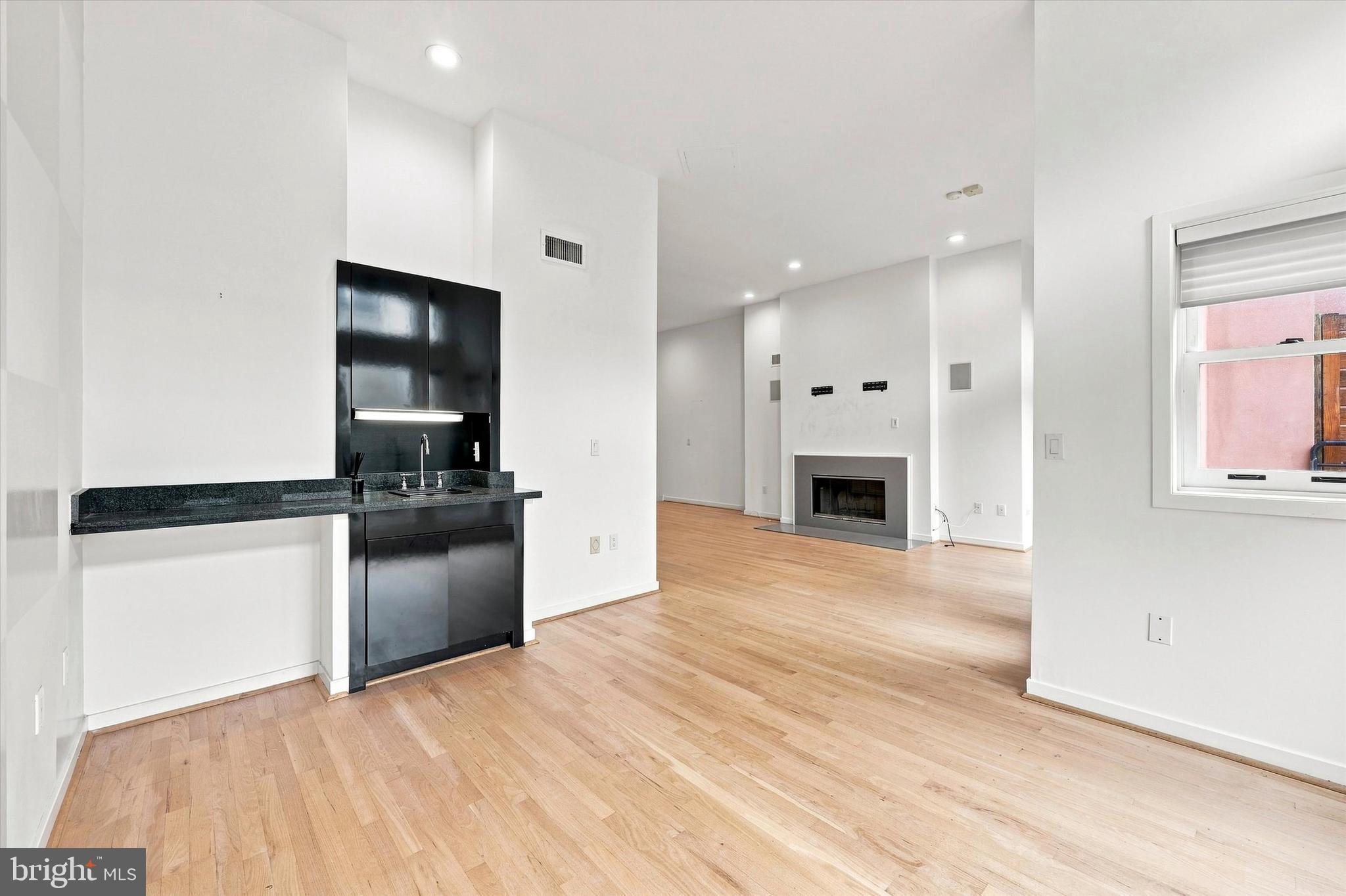 QUEEN VILLAGE - Residential