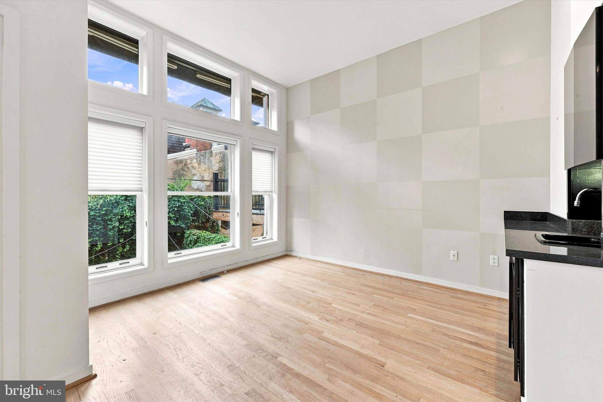 QUEEN VILLAGE - Residential