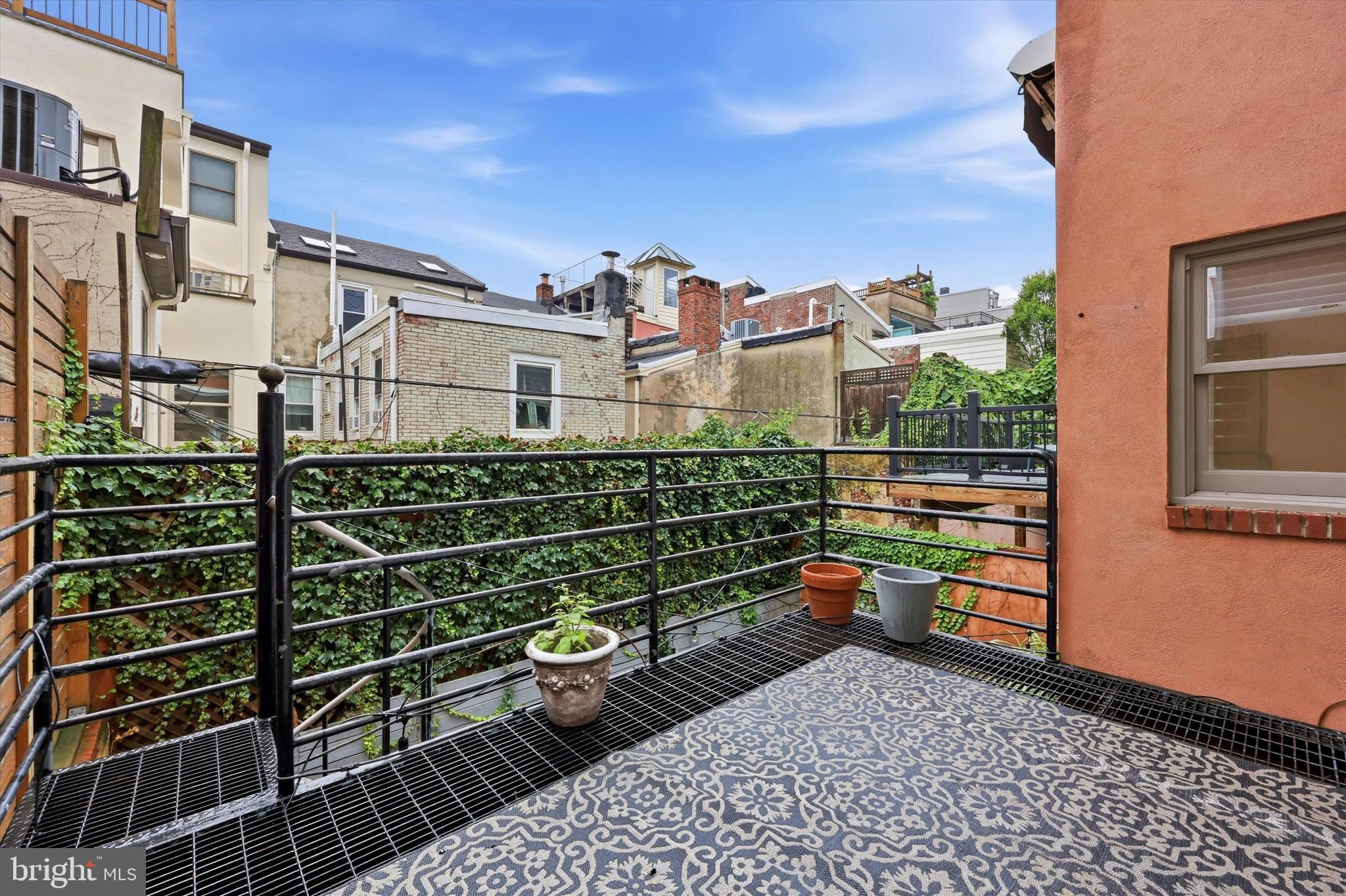 QUEEN VILLAGE - Residential