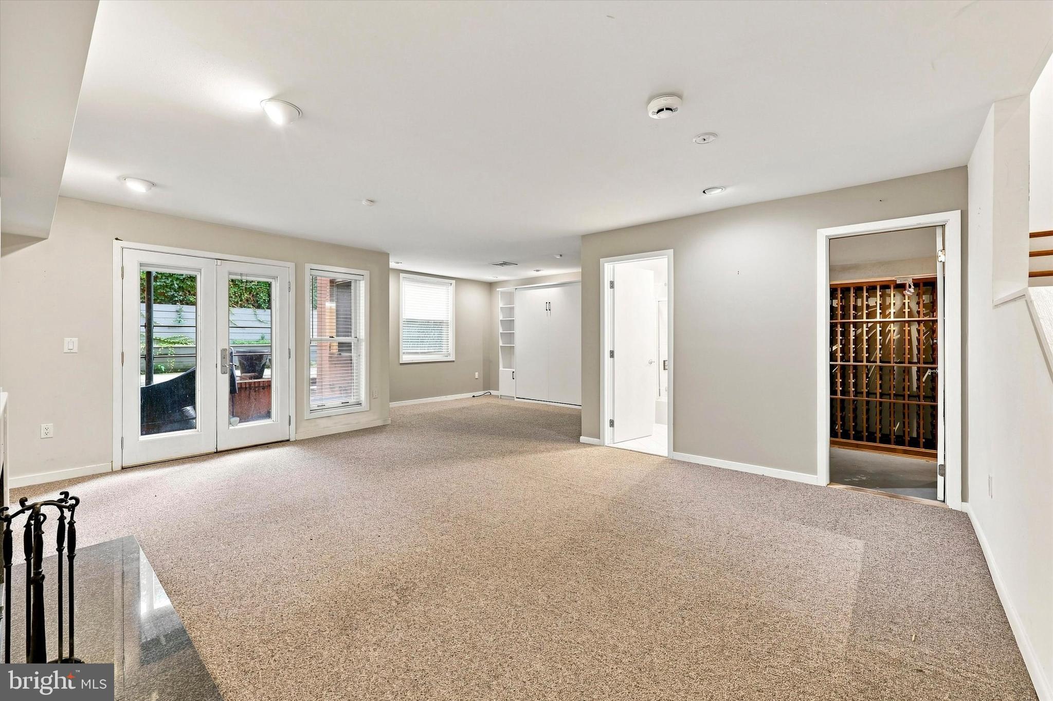 QUEEN VILLAGE - Residential