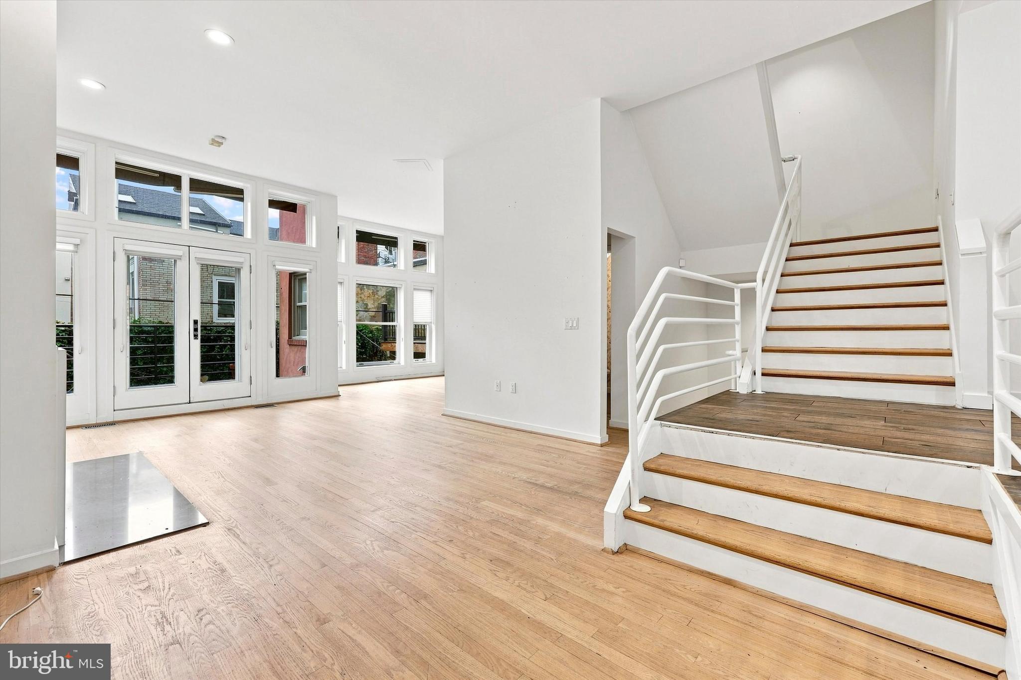 QUEEN VILLAGE - Residential