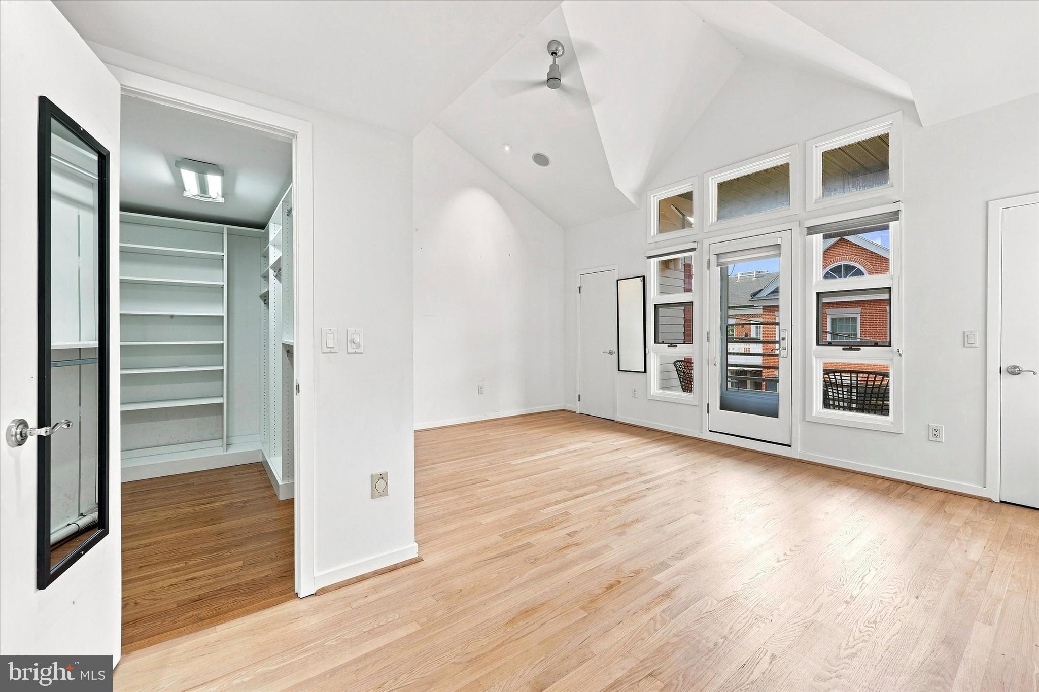 QUEEN VILLAGE - Residential