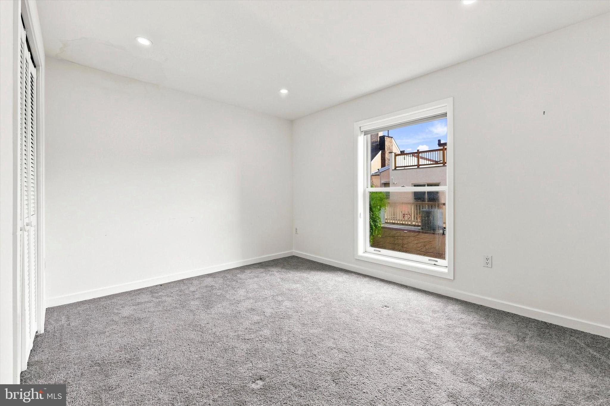 QUEEN VILLAGE - Residential