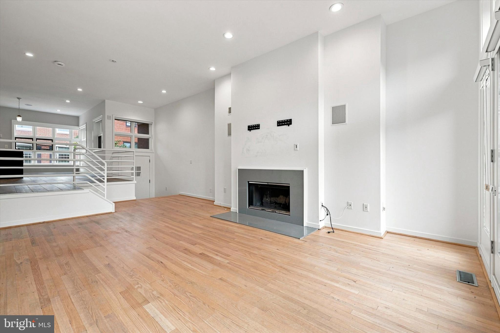 QUEEN VILLAGE - Residential