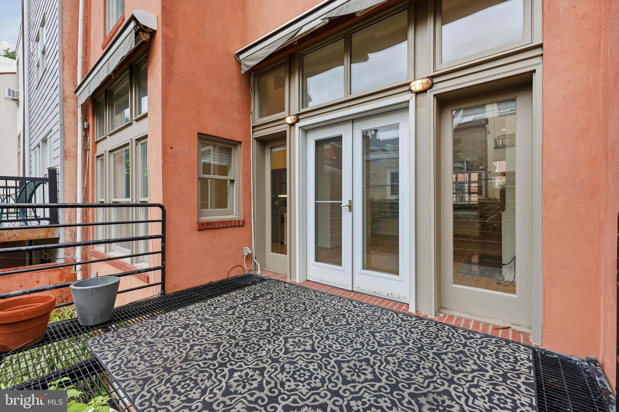 QUEEN VILLAGE - Residential
