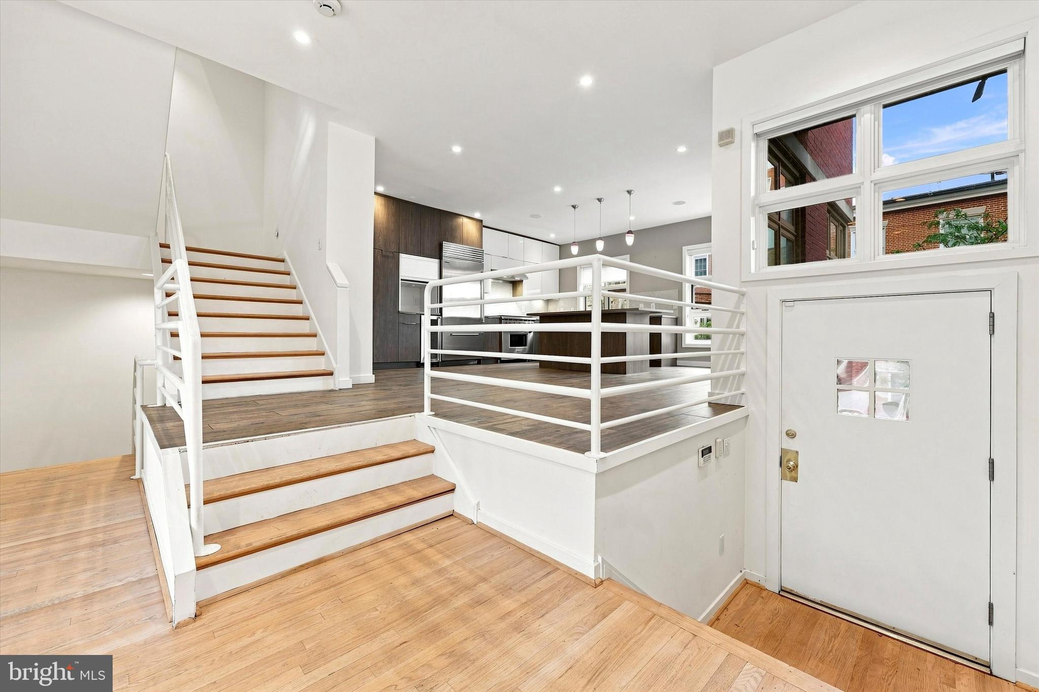 QUEEN VILLAGE - Residential
