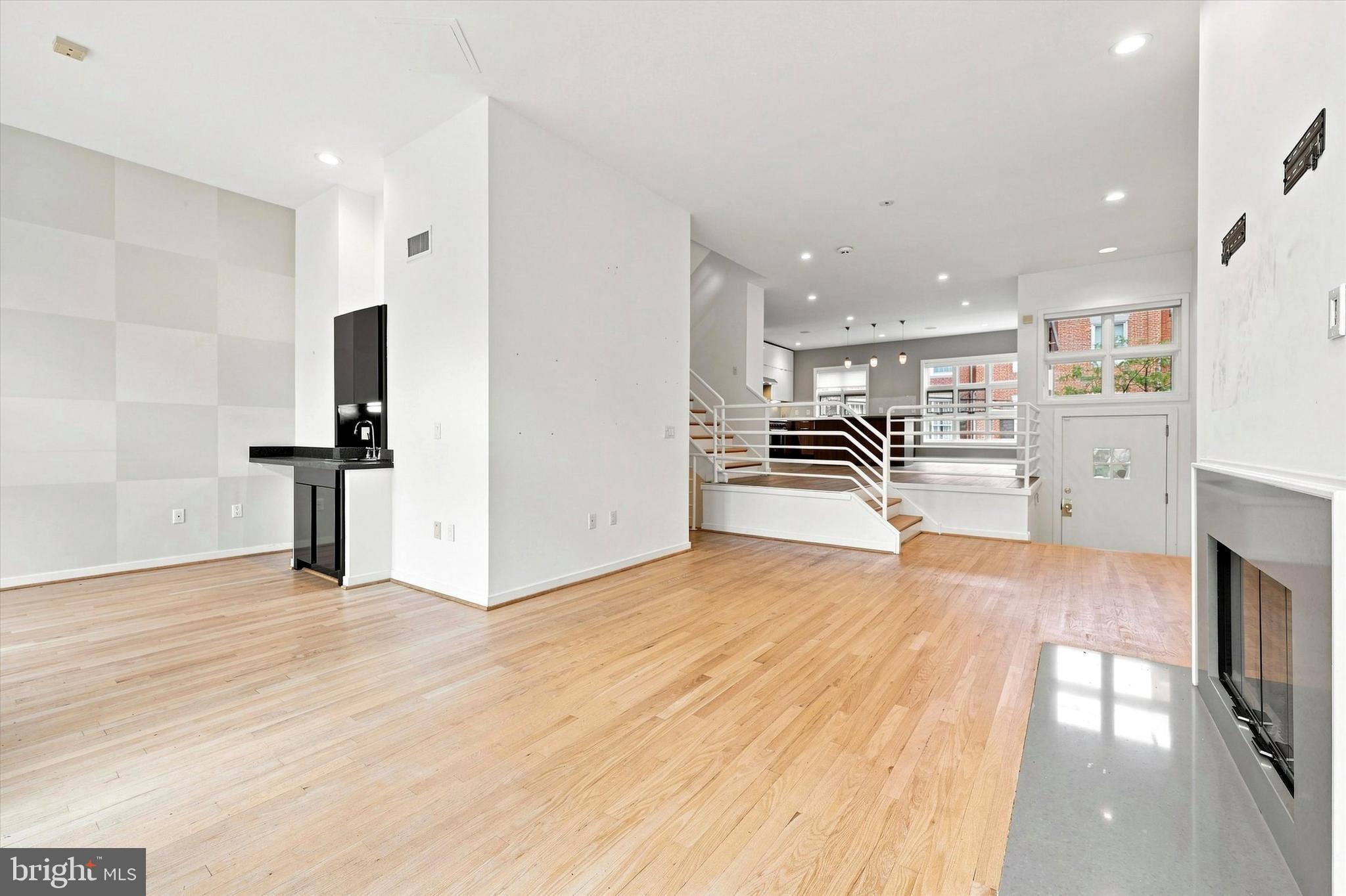 QUEEN VILLAGE - Residential