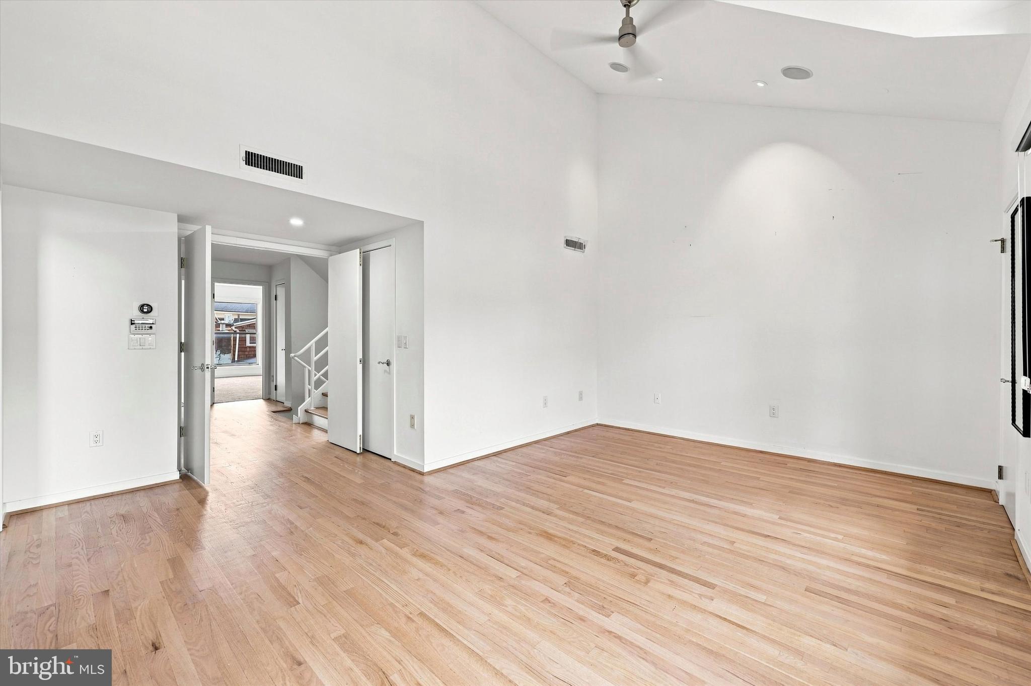 QUEEN VILLAGE - Residential