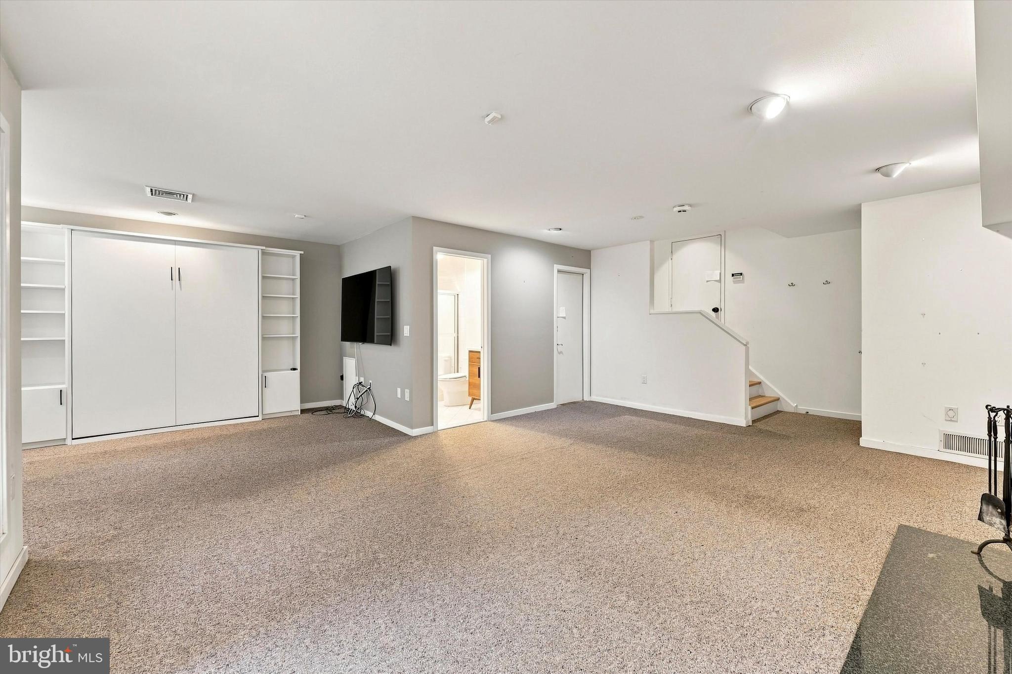 QUEEN VILLAGE - Residential