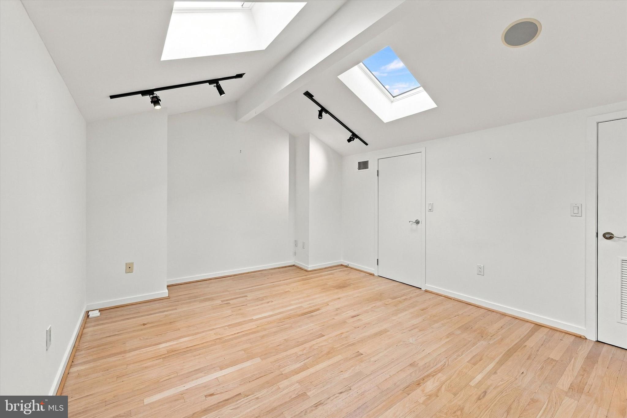 QUEEN VILLAGE - Residential